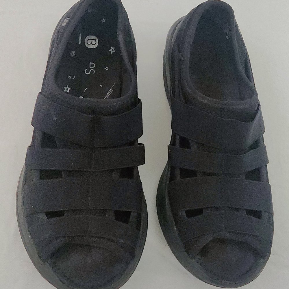 Bzees Black Open-Toe Strappy Flats